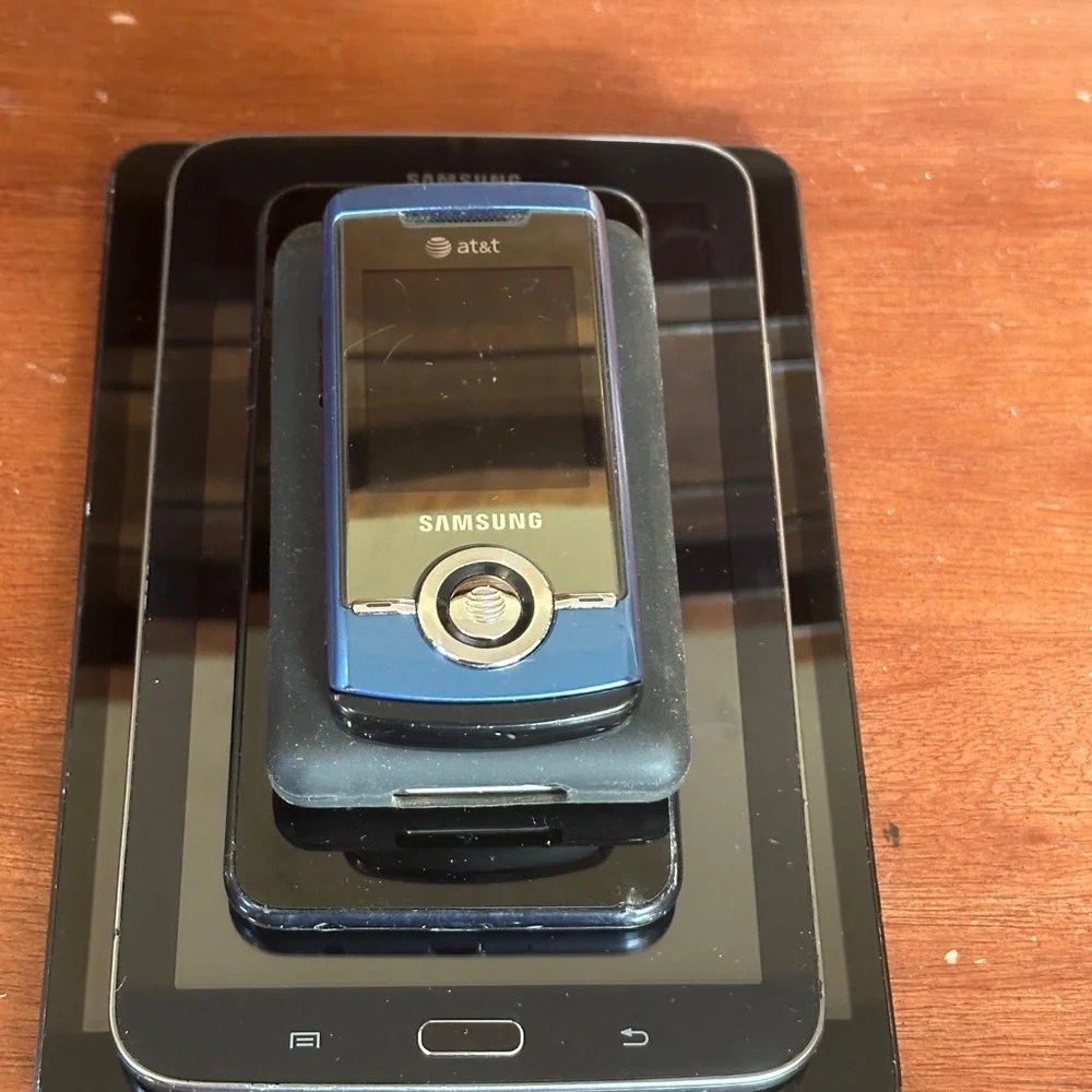 Apple IPad/Walkman/LG/Samsung Tablet Phone Bundle